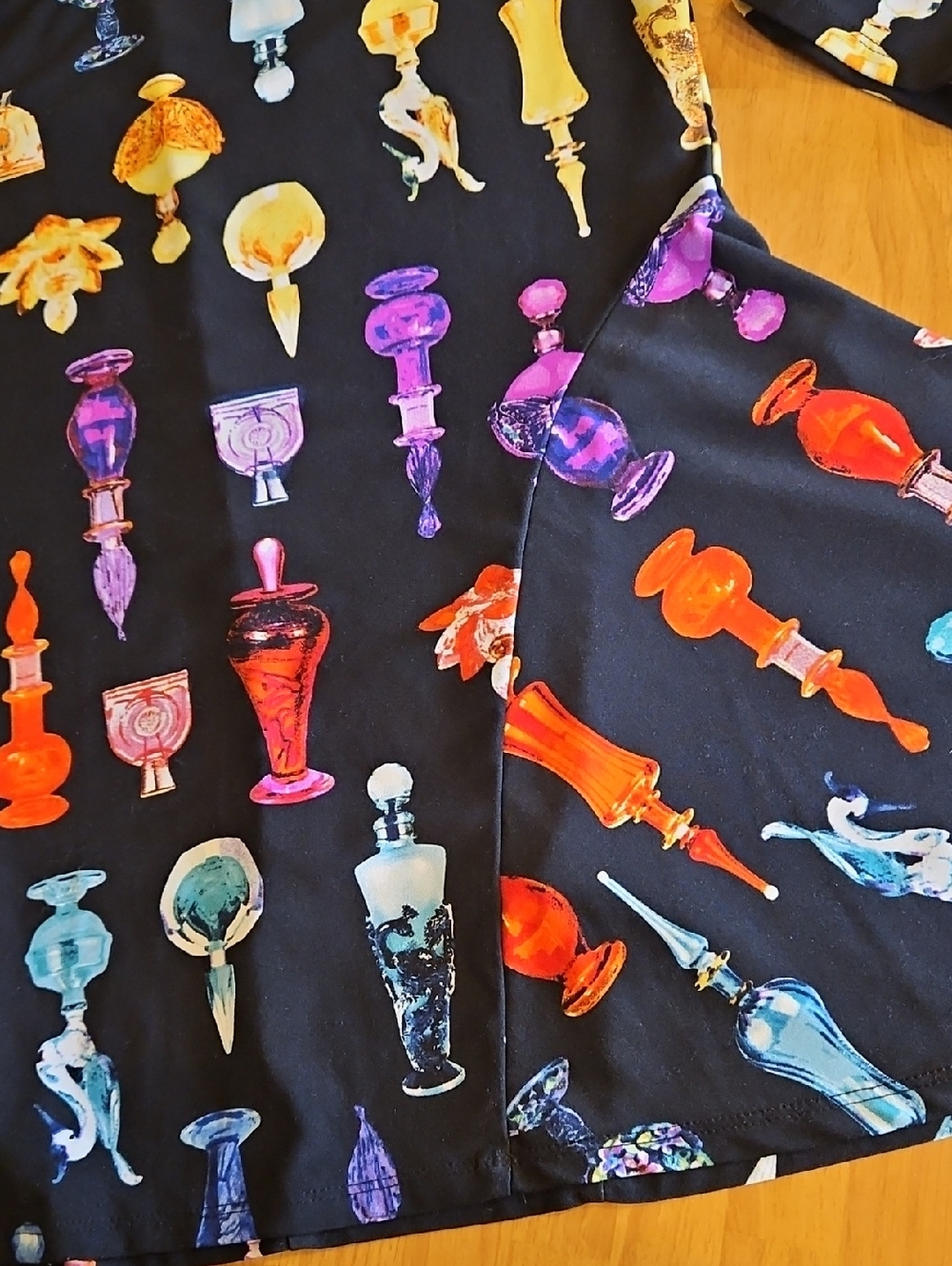 Attitudes by Renee Black Top Tunic with Multicolor Perfume Bottle Print Med - Picture 3 of 7